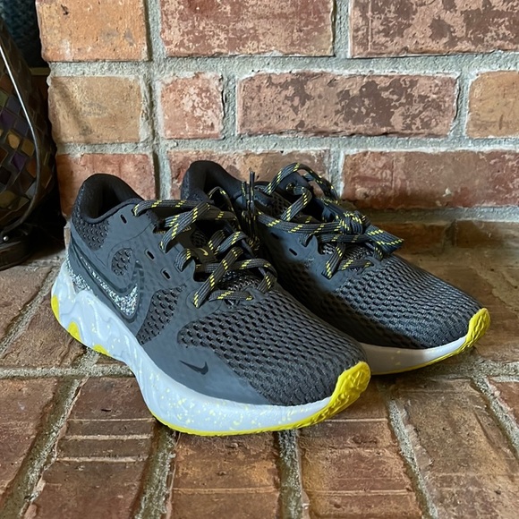 NWOT Nike Renew Ride 2 Gray Sneakers - Picture 1 of 9